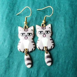 2/10$ NWOT gray silly annoyed cute cat with articulated tail earrings